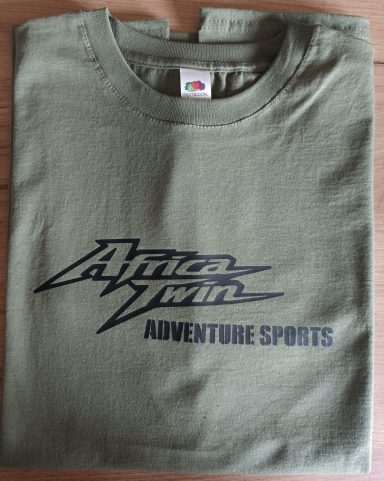 olivgrünes T-Shirt mit dem Aufdruck "Africa Twin Adventure Sports" in Schwarz.