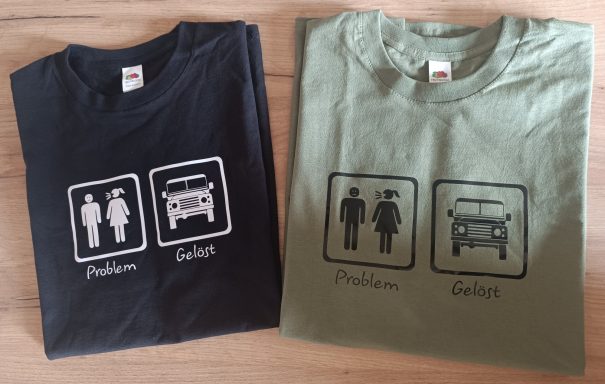 Zwei T-Shirts in Schwarz und Olive mit grafischen Symbolen für Männer, Frauen und Autos.
