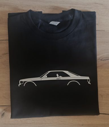 Schwarzes T-Shirt mit Silhouette eines Mercedes Benz W126 SEC