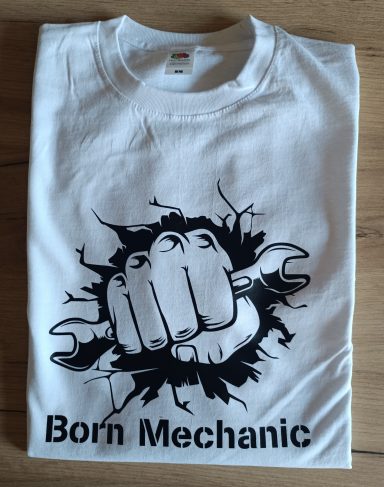 Weißes T-Shirt mit einem Faustdesign und dem Text „Born Mechanic“.