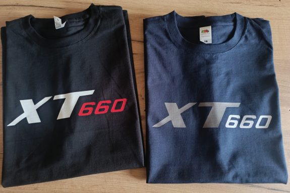 Zwei T-Shirts in schwarz und dunkelblau mit "XT 660"-Logo.