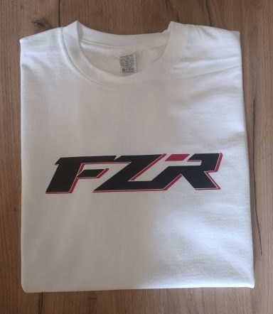 Weißes T-Shirt mit schwarzem FZR-Logo und roten Akzenten.