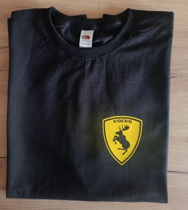 Schwarzes T-Shirt mit Scuderia Volvo Logo (springender Elch)