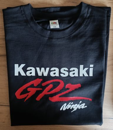 Schwarzes T-Shirt mit Aufdruck "Kawasaki GPZ Ninja" in Weiß und Rot.