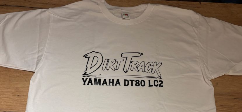 T-Shirt Yamaha DirtTrack Weißes T-Shirt mit schwarzem Aufdruck "Dirt Track Yamaha DT80 LC".