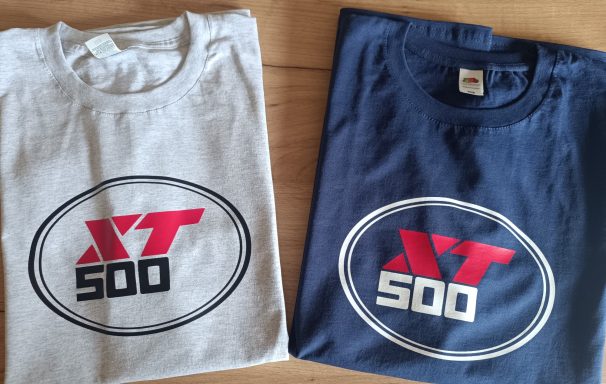 Zwei T-Shirts, eines in Grau mit rotem XT 500 Logo, das andere in Dunkelblau.