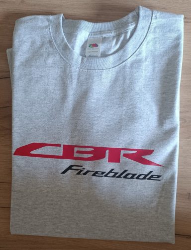 Graues T-Shirt mit rotem "CBR Fireblade"-Logo auf der Vorderseite.