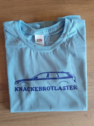 Hellblaues T-Shirt mit dem Aufdruck "KNACKEBROTLASTER" und Silhouette eines Autos.