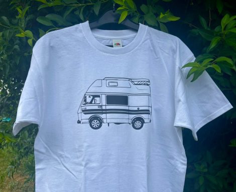 weißes T-Shirt mit einem VW LT28 Sven Hedin Campervan