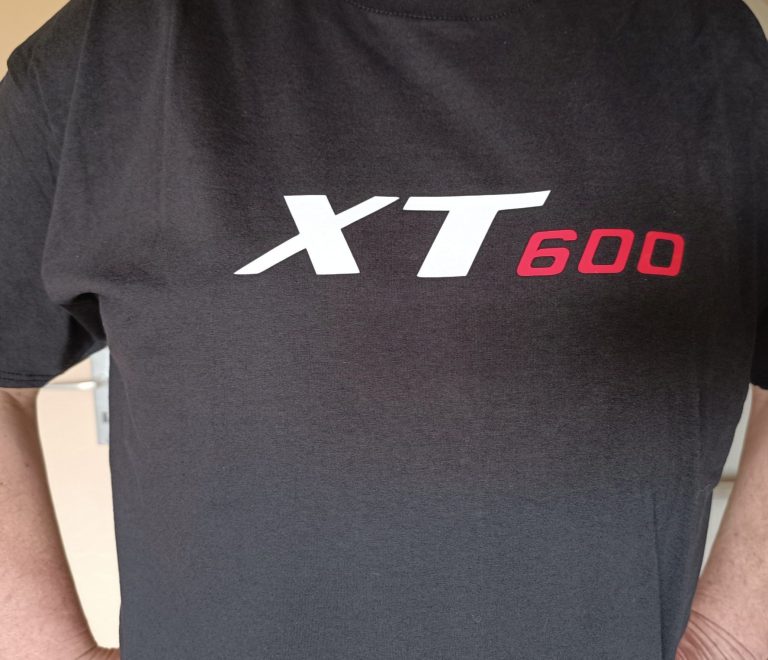 Schwarzes T-Shirt mit dem Aufdruck "XT 600" in weißer und roter Schrift.
