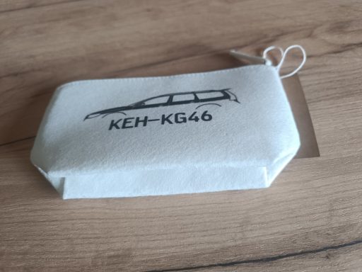 kleine Tasche mit Auto-Aufdruck und Kennzeichen
