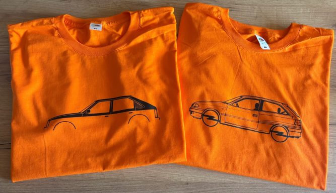 Zwei orange T-Shirt mit der Silhouette eines Opel Kadett D und Astra F