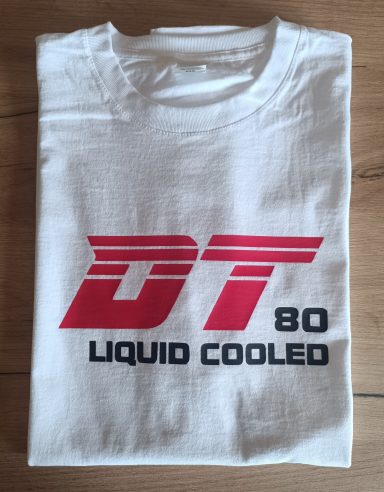 Weißes T-Shirt mit rotem und schwarzem "DT 80 LIQUID COOLED" Aufdruck.