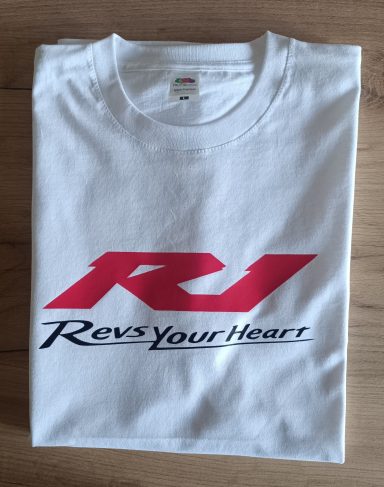 Weiße T-Shirt mit rotem "R1" Logo und "Revs Your Heart" Schriftzug.
