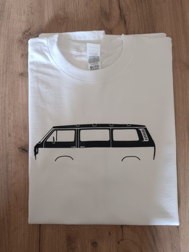 Weißes T-Shirt mit Schwarzzeichnung eines seitlichen Van-Umrisses.