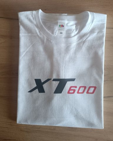 Weißes T-Shirt mit schwarzem "XT" und rotem "600" Logo.