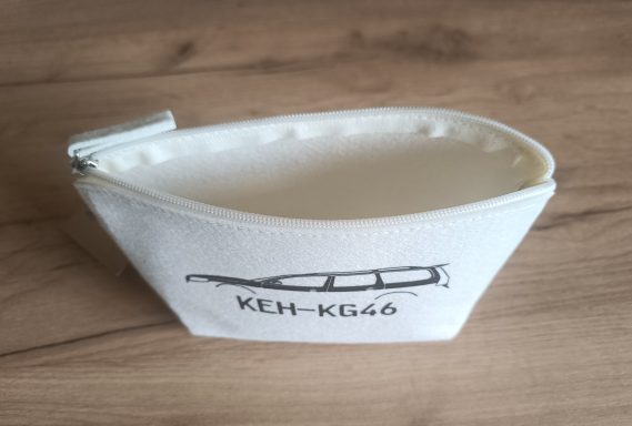 weiße Tasche mit geöffneten Reißverschluss