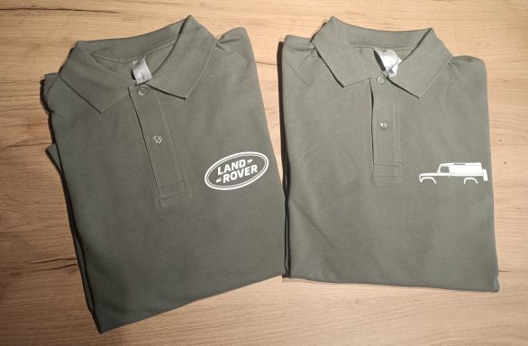2 olivgrüne Polo-Shirts mit Land Rover Logo und Land Rover 109