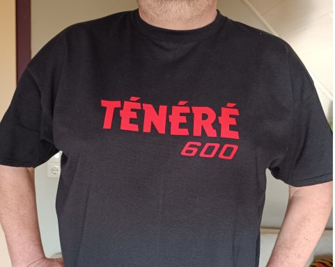 Person trägt ein schwarzes T-Shirt mit dem Schriftzug "TÉNÉRÉ 600" in Rot.