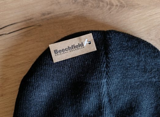 Schwarze Kopfbedeckung mit einem Etikett von "Beechfield".