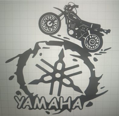 Yamaha XT500 fährt über das Yamaha Logo