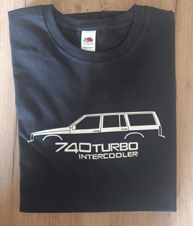 Schwarzes T-Shirt mit einer Grafik eines Volvo 740 Turbo Intercooler.