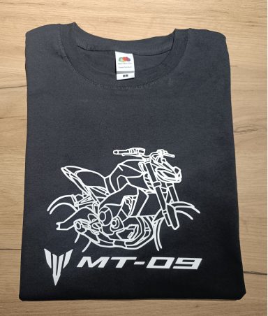 Schwarzes T-Shirt mit weißem MT-09 Motorraddesign.