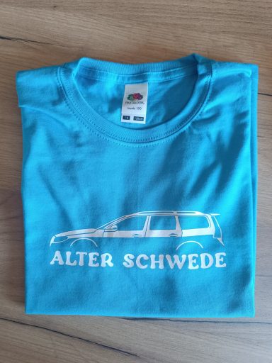 Türkises T-Shirt mit dem Aufdruck "ALTER SCHWEDE" und einem Fahrzeugsilhouette.