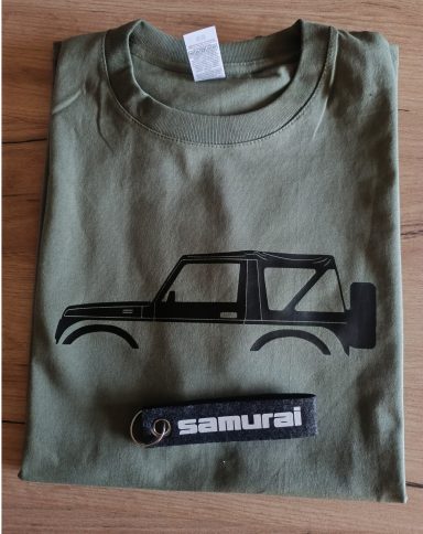 olivgrünes T-Shirt mit schwarzer Silhouette eines Suzuki Samurai und Schlüsselanhänger Samurai