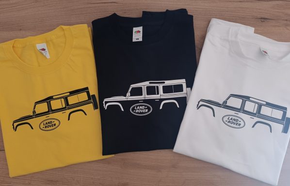 Drei T-Shirts in Gelb, Schwarz und Weiß mit einem Fahrzeug-Design auf der Vorderseite.