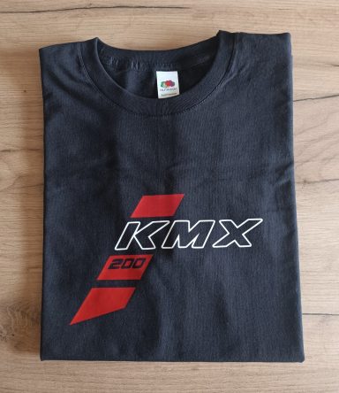 Schwarzes T-Shirt mit rotem KMX-Logo auf der Vorderseite.