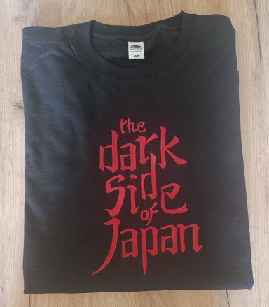 Schwarzes T-Shirt mit dem Aufdruck "the dark side of Japan" in roter Schrift.