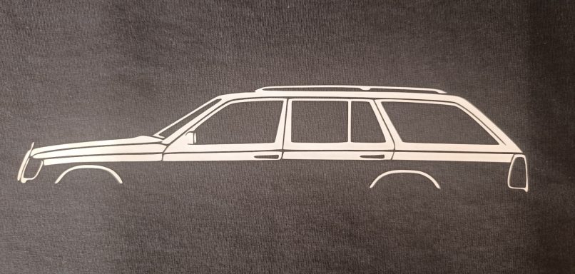 schwarzes T-Shirt mit Silhouette eines Mercedes W124 T-Modell