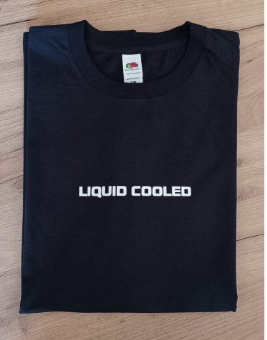 Schwarzes T-Shirt mit dem Aufdruck "LIQUID COOLED" in weißer Schrift.