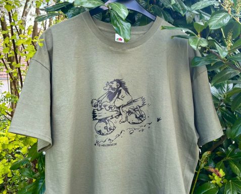 Grünes T-Shirt mit schwarzem Druck eines Neandertalers auf einem Holz-Laufrad.
