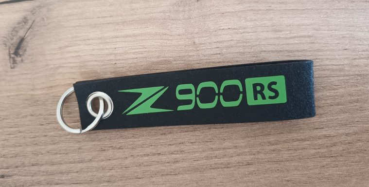 Schlüsselanhänger mit grüner Beschriftung "Z 900 RS" auf schwarzem Hintergrund.