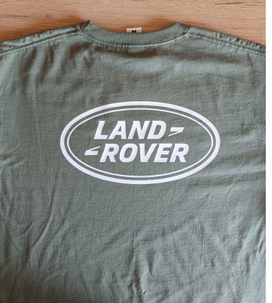 olivgrünes T-Shirt mit großem Land Rover Logo auf dem Rücken