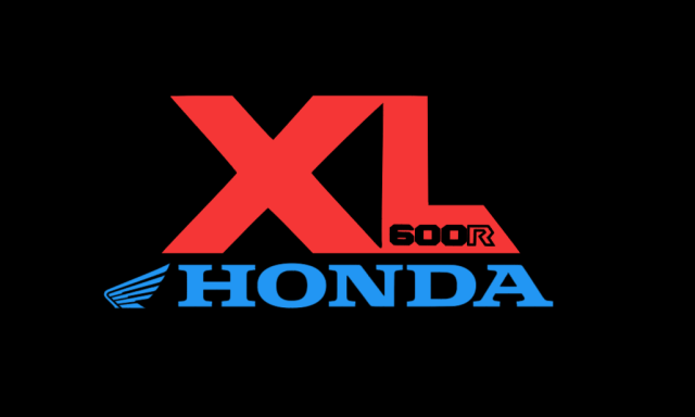 Logo der Honda XL 600 R mit rotem und blauem Schriftzug auf schwarzem Hintergrund.