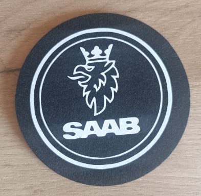 schwarzer Untersetzer/Bierdeckel aus Filz mit Saab logo