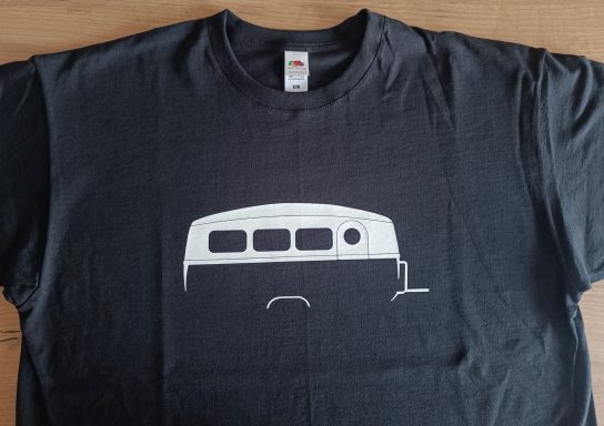Schwarzes T-Shirt mit Oldtimer Wohnwagen Westfalia 400-2 von 1962
