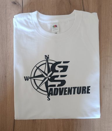 Weißes Shirt mit Kompass und dem Schriftzug „GS ADVENTURE“.