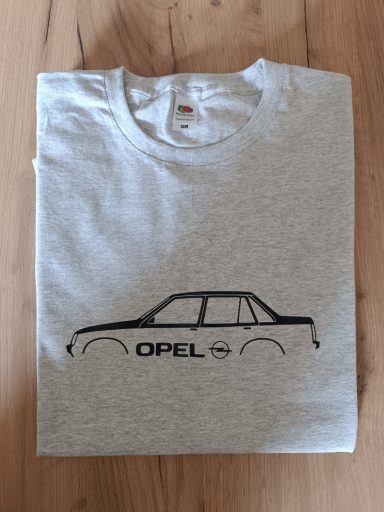 Graues T-Shirt mit schwarzer Opel-Auto-Silhouette auf der Vorderseite.