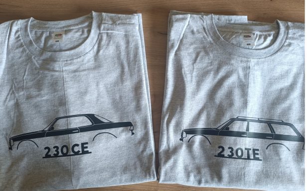 Zwei weiße T-Shirts mit dem Aufdruck eines Autos und der Aufschrift "230CE" und "230TE".