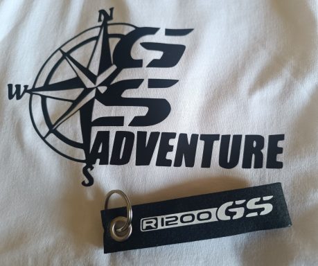 Logo mit Kompass und Text "GS ADVENTURE", daneben ein  schwarzer Schlüsselanhänger mit "R1200GS".
