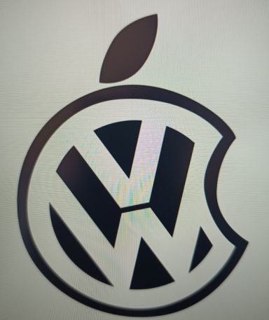 weißes T-Shirt mit VW Logo im Apple-Design