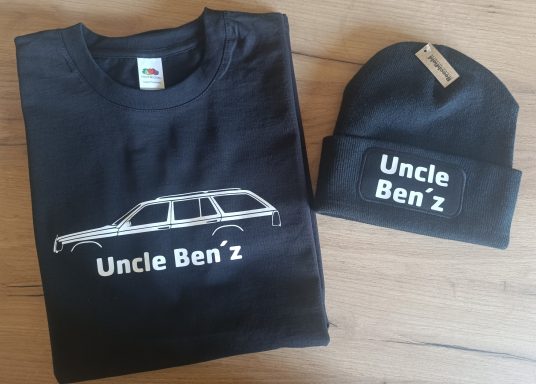 Schwarzes T-Shirt und Mütze mit dem Aufdruck "Uncle Ben'z" und einer Mercedes W124-Silhouette.