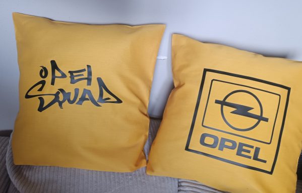 Zwei gelbe Kissen, eines mit „Opel SQUAD“, das andere mit dem Opel-Logo.