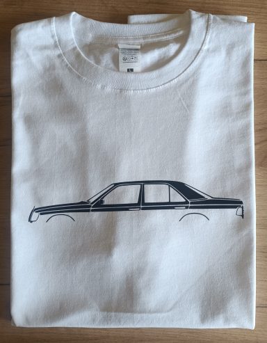 weißes T-Shirt mit Silhouette eines Mercedes Benz W124 