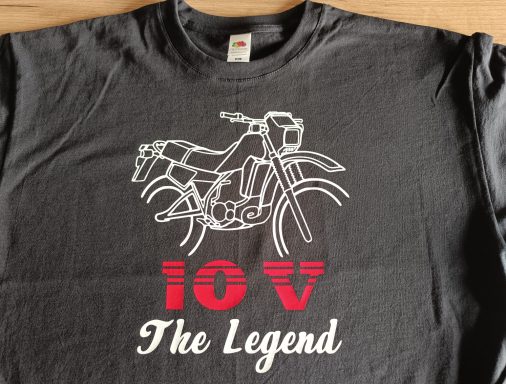 Schwarzes T-Shirt mit einem Motorrad-Motiv und dem Text "1OV The Legend".