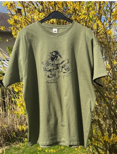 Grünes T-Shirt mit schwarzem Druck eines Neandertalers auf einem Holz-Laufrad.